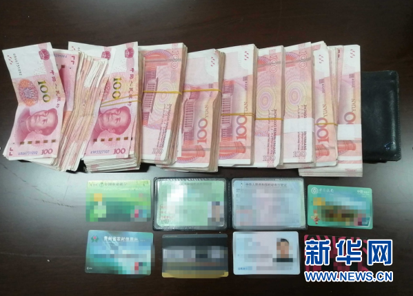 书中自有黄金屋?小伙坐火车与人拿错书包作业变人民币