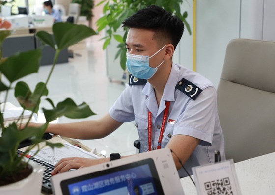 税务工作人员为群众办理业务