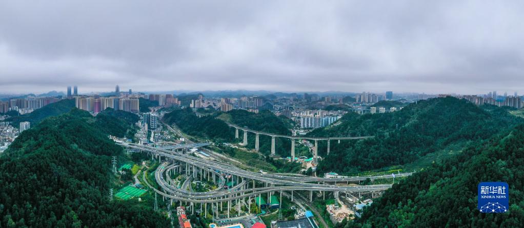 俯瞰贵阳市黔春立交桥
