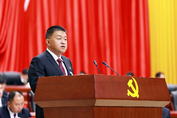 毕节市委副书记,七星关区委书记吴东来作报告吴东来强调,路虽远行则