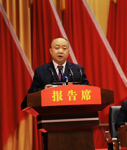 普定县委书记吕庆作报告.