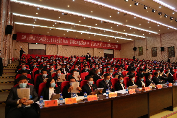 代表中国共产党镇宁自治县第十二届委员会向大会作报告,县委副书记,县