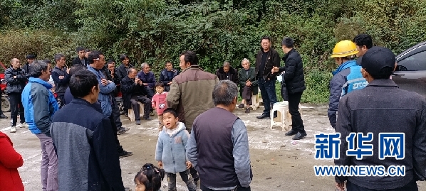 七星关区龙场镇党委书记朱勇到元岩村召开群众会.