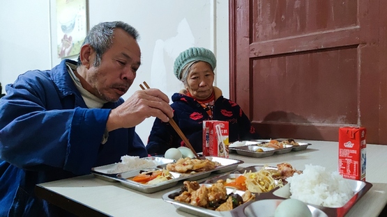 而在正安县格林镇敬老院里,一份新的日常饮食清单出炉,清单里驱寒的姜