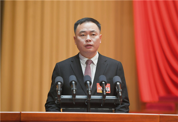 >信息展播>正文 上午九时,区委书记朱刚宣布会议开幕.