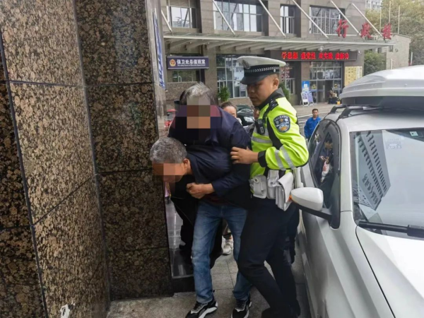 【警在民安】45分钟的路程压缩至20分钟，白云交警为毒蛇咬伤病人开辟绿色通道-新华网