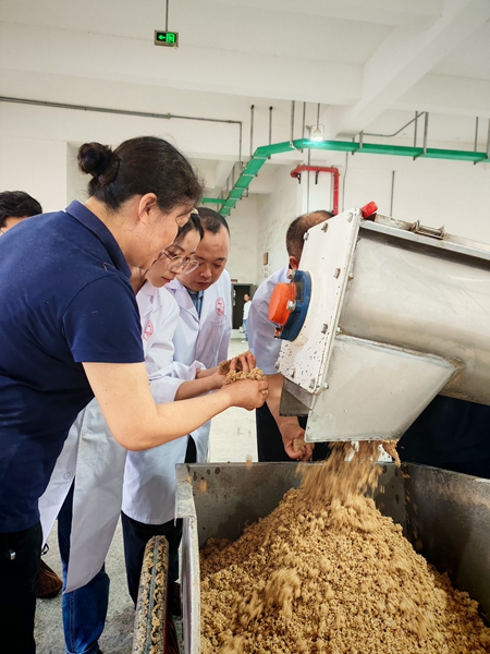 贵州仁怀：“科学”酿酒  助力白酒产业高质量发展_fororder_酱科所工作人员到酒企查看制曲（余甚君 拍摄）