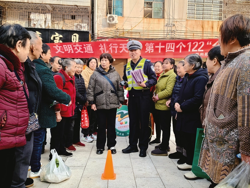 贵州交警多形式开展122“全国交通安全日”主题宣传活动-新华网