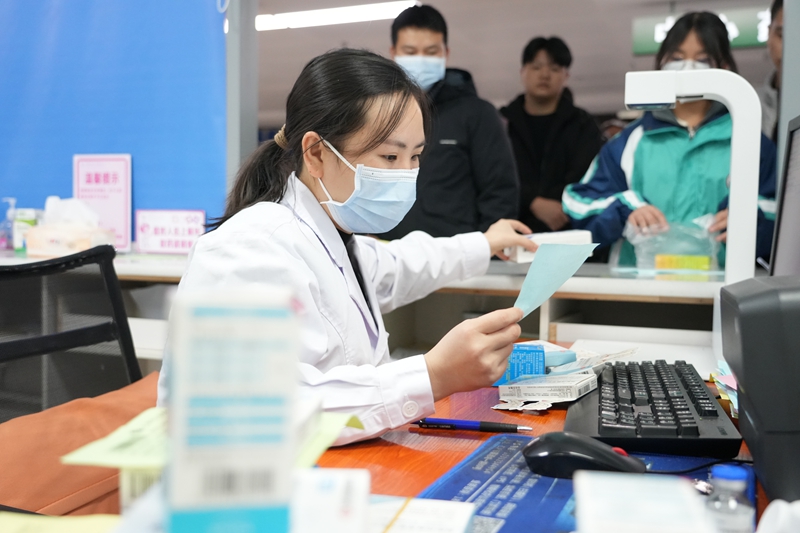 4、11月27日晚上9点，儿科急诊配药医生正忙碌为患儿分拣药物。