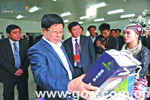 省委书记赵克志在凯里市医药产业园观看园区企业生产的产品