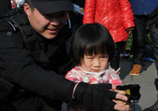 贵阳市公安局特巡警支队展示新装备 市民积极参与体验
