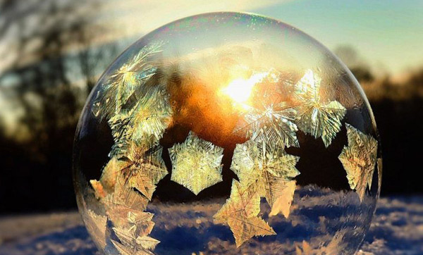  镜头中 的 冰冻肥皂泡  精致如魔法水晶球-新华网