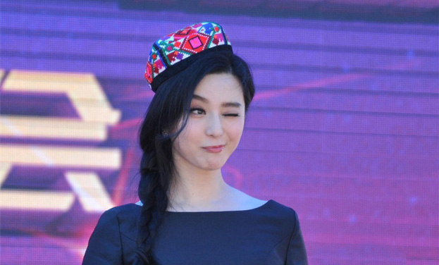 范冰冰扎麻花辫空降新疆 戴民族花帽挤眼卖萌