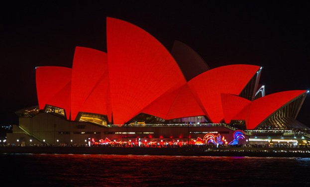 悉尼歌剧院除夕夜亮红迎接中国农历新年