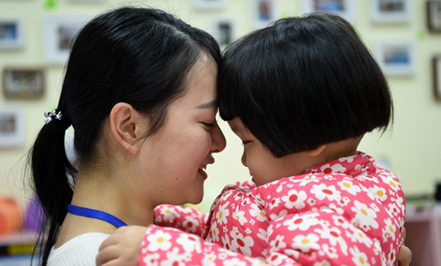 重庆：儿童福利院的“警花妈妈”