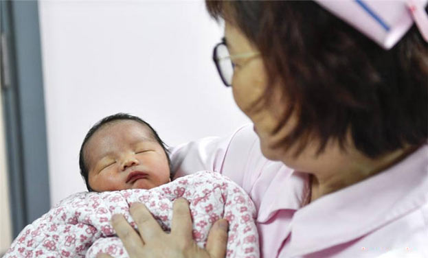 广州妈妈冰冻胚胎18年生下二胎宝宝