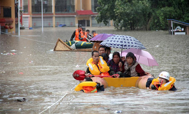 贵州福泉：营救被洪水围困群众