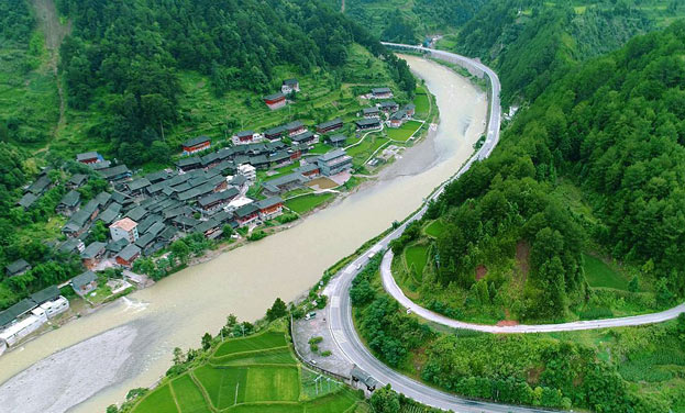新华网航拍：巴拉河畔留住岁月的古朴苗寨