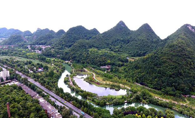 航拍贵阳：气候宜人 林木葱茏生态美
