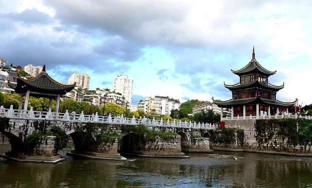 航拍贵阳甲秀楼 南明河上见证400年风雨