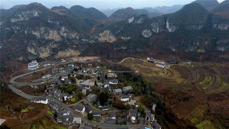 【网络媒体走转改】航拍贵州“美丽乡村”枪杆岩村 农旅结合促增收
