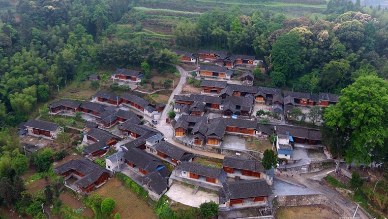 航拍：贵州铜仁“贫困村提升工程”改善乡村人居环境