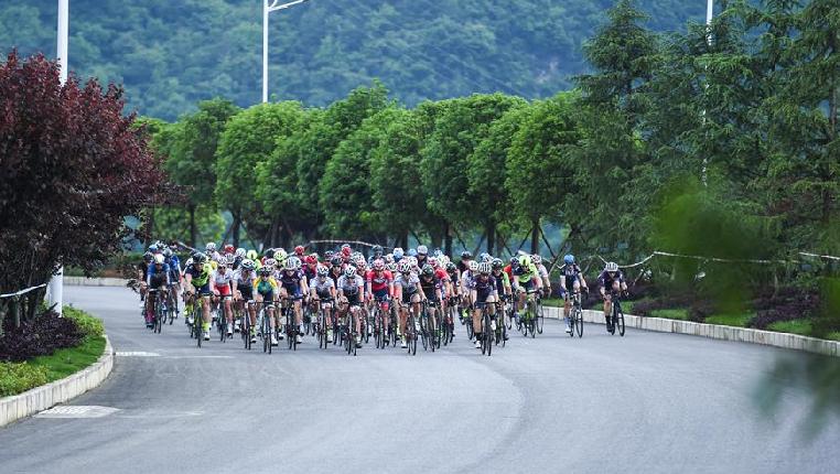 2018“全景贵州”女子国际公路自行车赛鸣枪