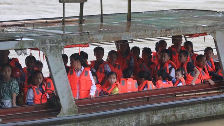贵州榕江：汛前紧急渡河 学生安全回家
