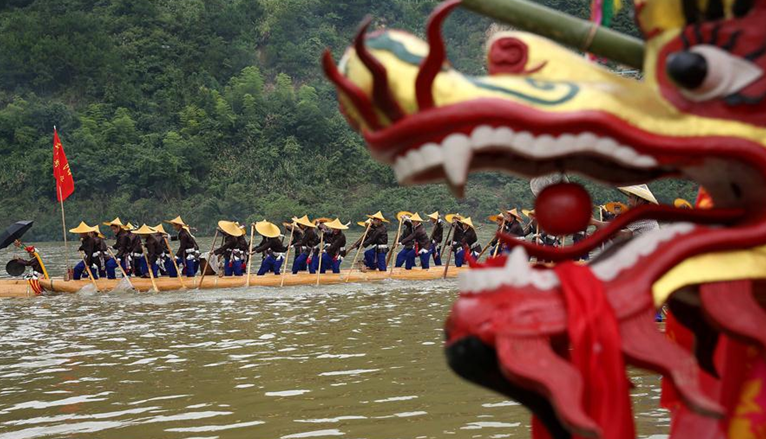 贵州苗族群众欢度独木龙舟节