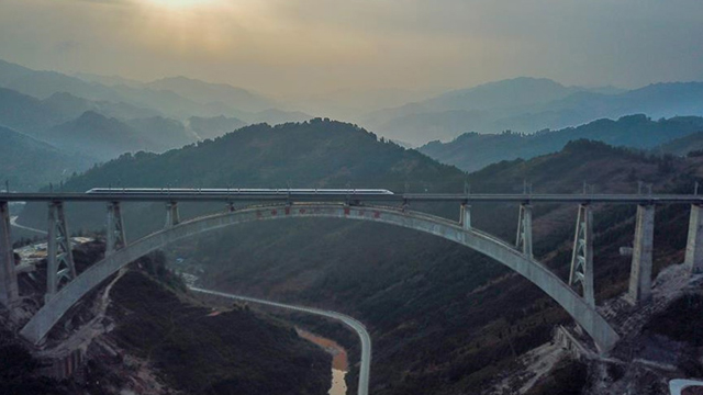 从万桥飞架看中国奋斗——在贵州高高的山岗上