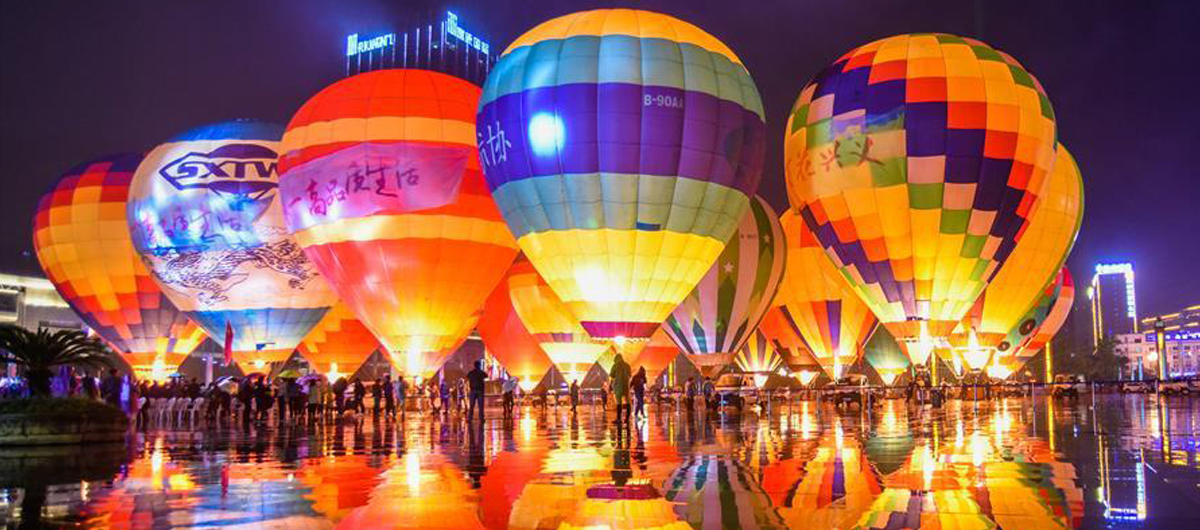 贵州兴义：多彩热气球点亮夜空