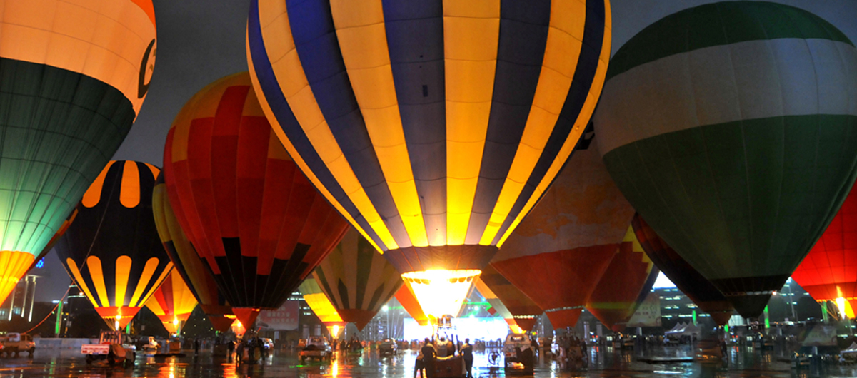 中国热气球表演赛暨飞行体验活动在贵州兴义举行