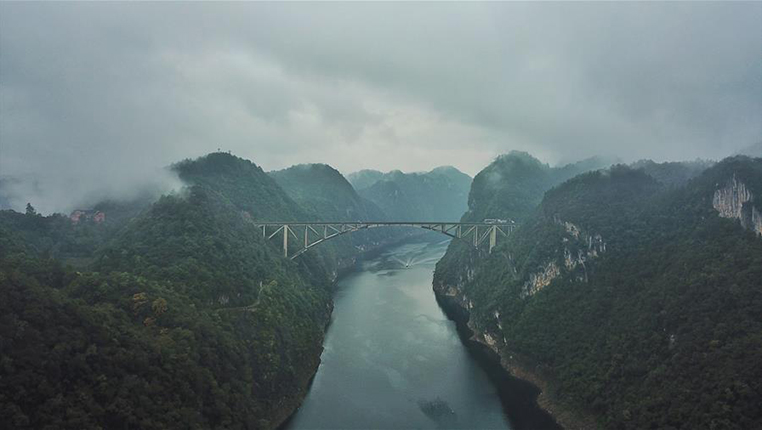 雾漫江界河大桥