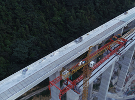 航拍：大山裏的高速公路建設