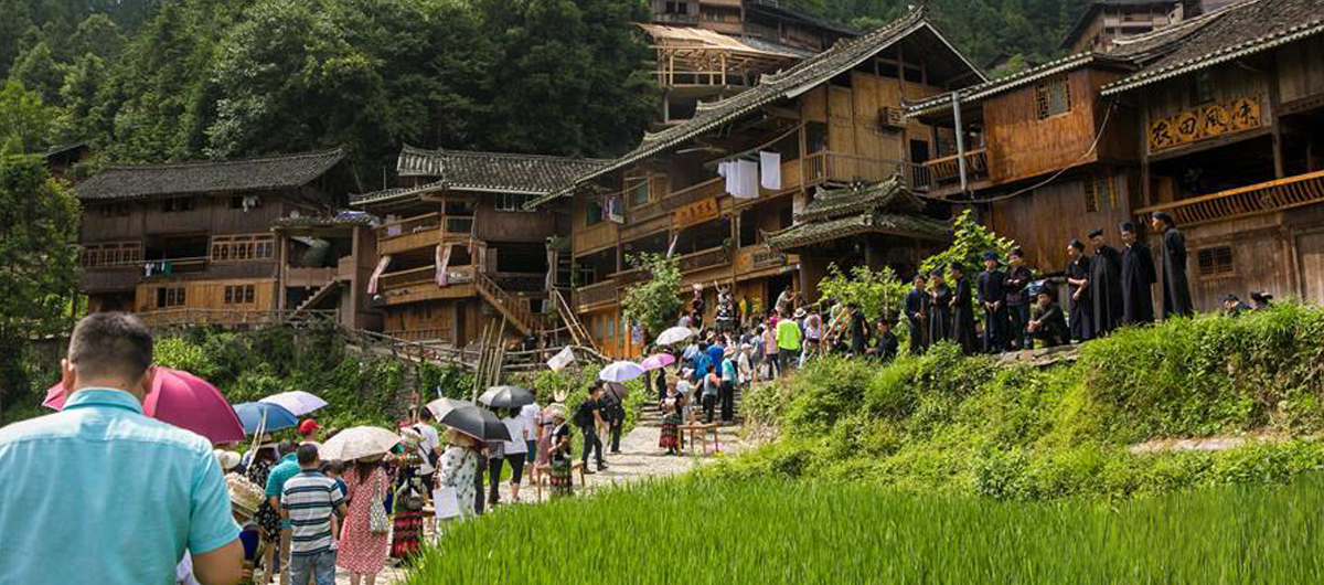 贵州雷山：苗寨迎来旅游旺季