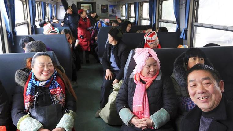 贵州：春运“绿皮火车”服务山乡群众