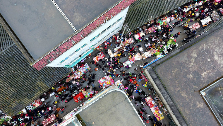 【新春走基层】航拍贵州务川乡村集市：热闹非凡年味浓