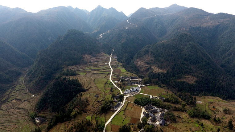 【新春走基层】航拍贵州务川高洞村：立春逢除夕 乡村景色迷人