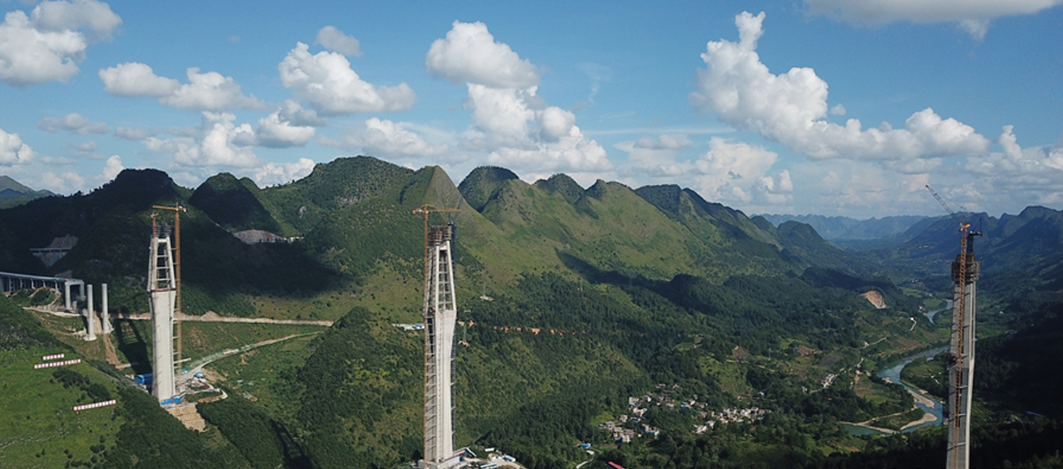 航拍：332米！世界最高混凝土桥塔在贵州平塘顺利封顶