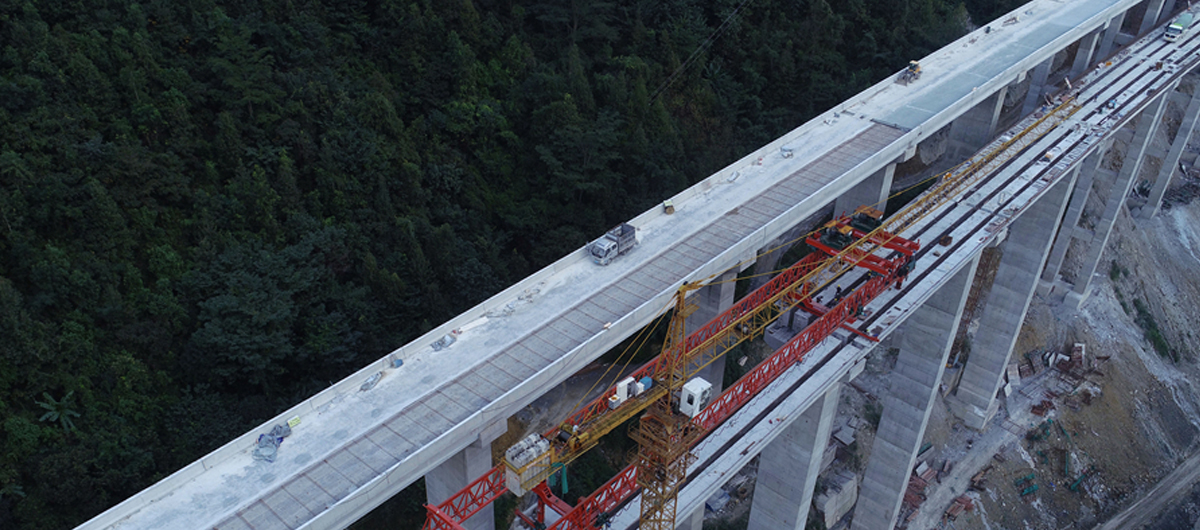 航拍：大山裏的高速公路建設