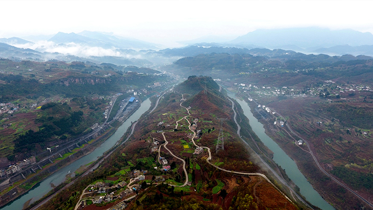 航拍贵州习水滨江村：早春时节景色美