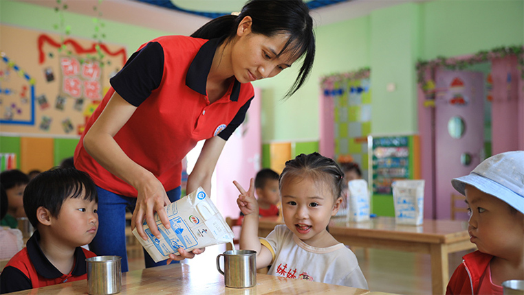 移民社区幼儿园的“牛奶时间”