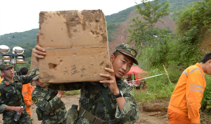 救援人员在运送救援物资