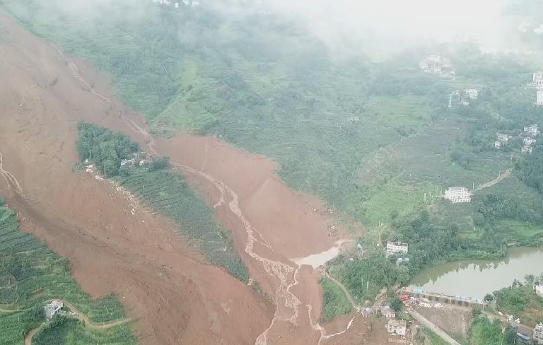 航拍贵州六盘水山体滑坡事故现场