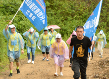 喜迎新中国成立70周年徒步登山活动举行