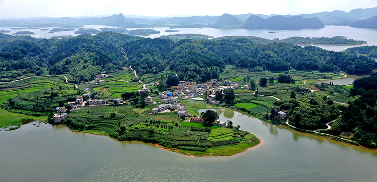 航拍夏日红枫湖 水绿山青乡村美