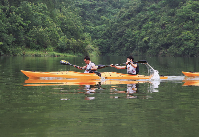 贵州瓮安：山地户外运动赛激烈进行中