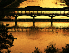 夕阳映红风雨桥