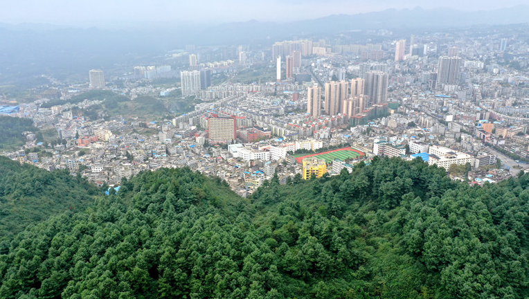 航拍贵州大方大海坝森林公园：绿水青山释放生态红利