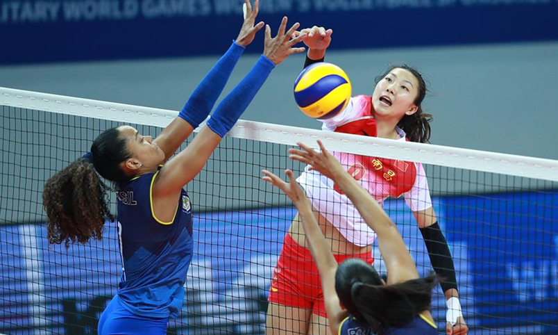 排球——女排小组赛：中国队胜巴西队